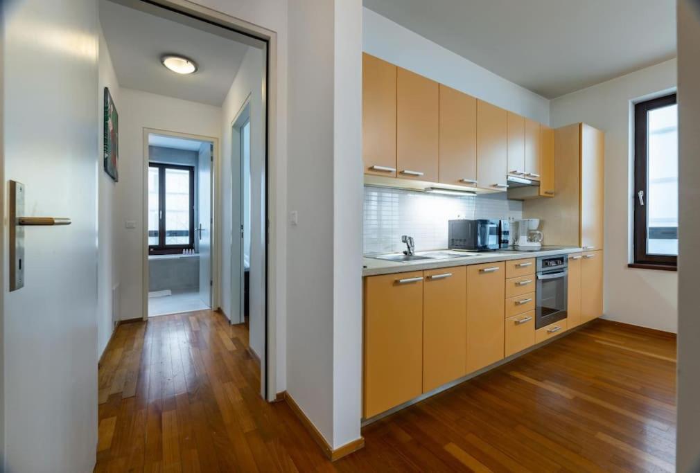Modern Spacious Flat With A Terrace And A Parking Prag Exteriör bild