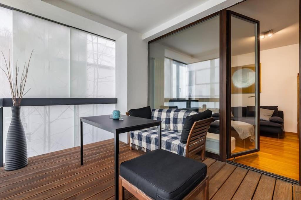 Modern Spacious Flat With A Terrace And A Parking Prag Exteriör bild