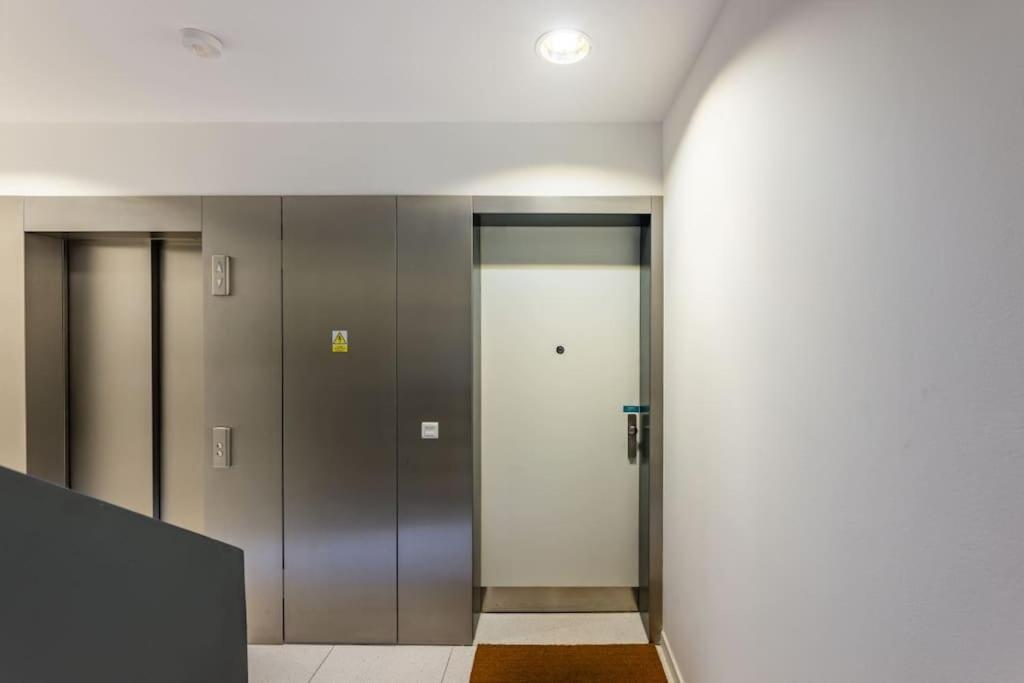 Modern Spacious Flat With A Terrace And A Parking Prag Exteriör bild
